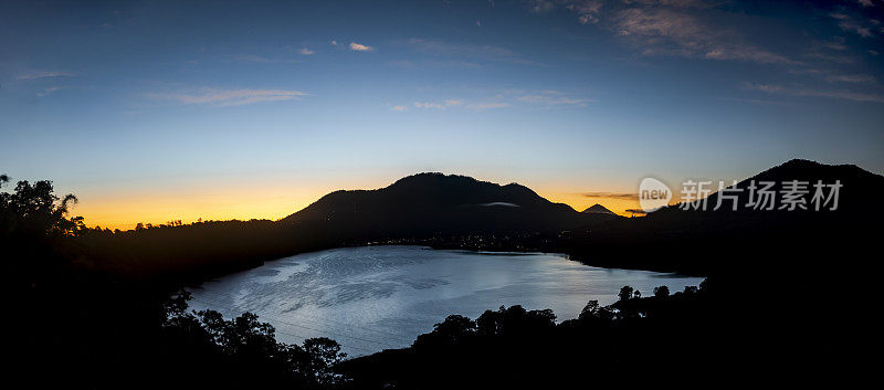 印度尼西亚巴厘岛的布延湖上的日出