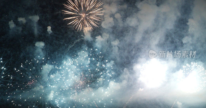 烟花庆祝2022年新年快乐，7月4日节日节日。五彩缤纷的烟花在晚上的时间来庆祝国庆节。倒计时到2022年新年派对时间。