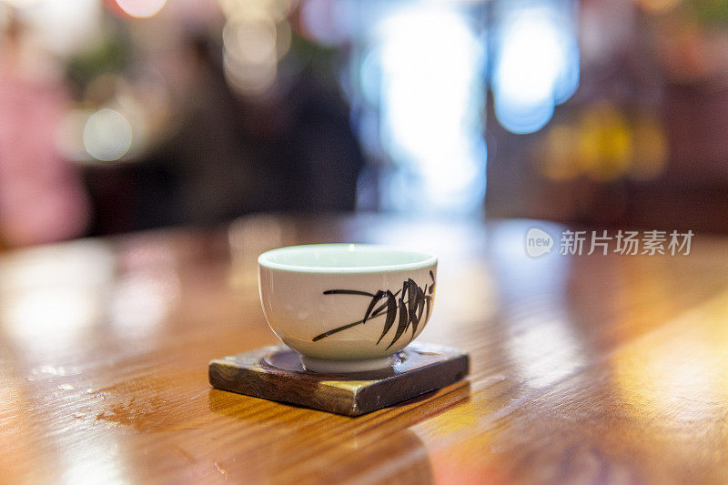 广东一家餐馆餐桌上的茶杯