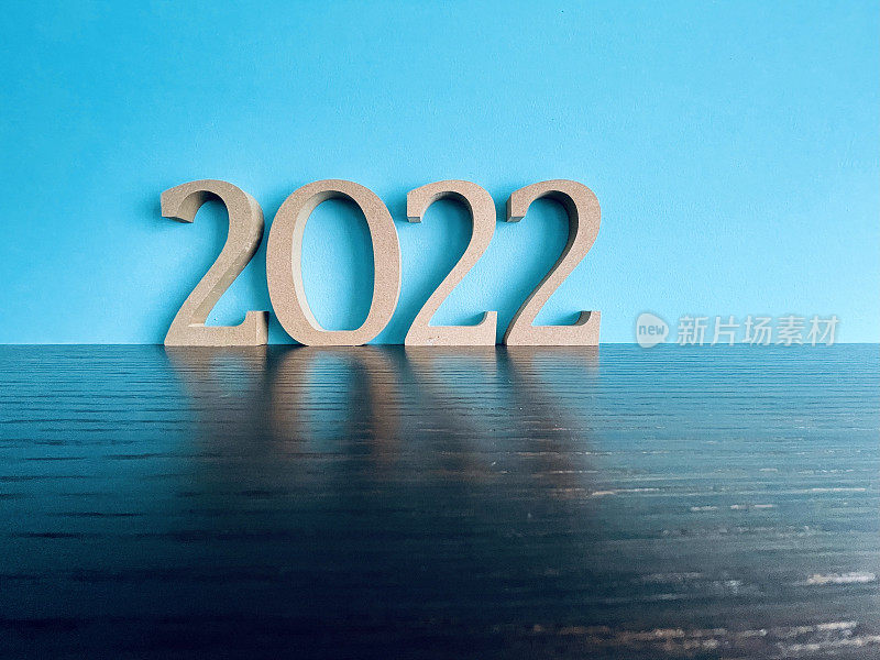 蓝色背景上是2022年