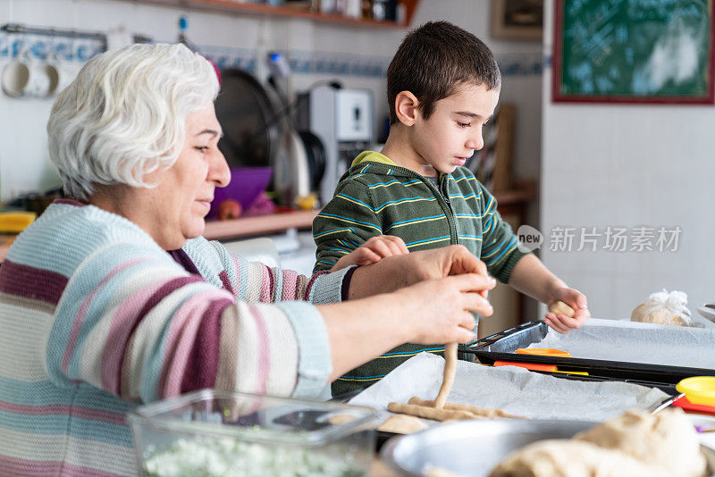 老奶奶和孙子在厨房做饭