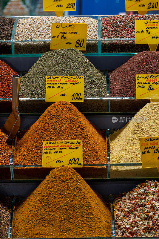 伊斯坦布尔的土耳其大香料集市上五颜六色的香料