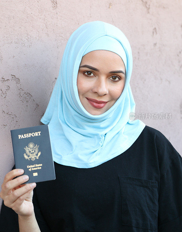中东年轻女子与护照垂直