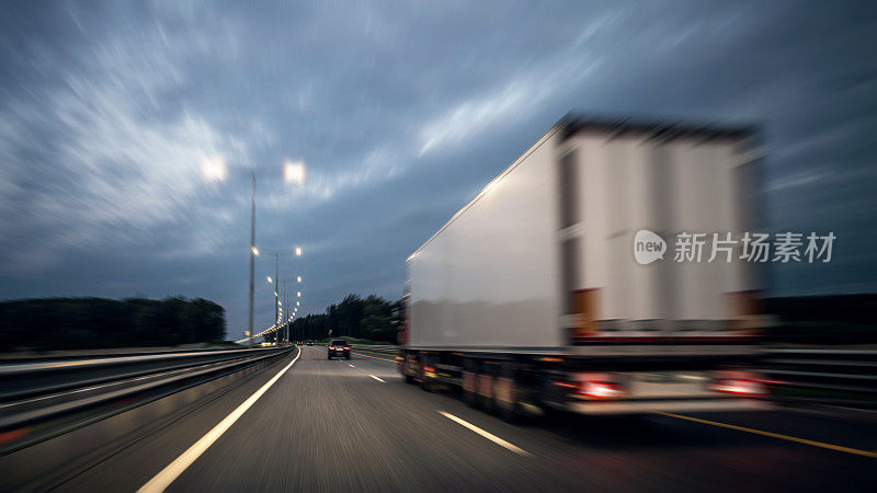 卡车在夜间高速公路上行驶