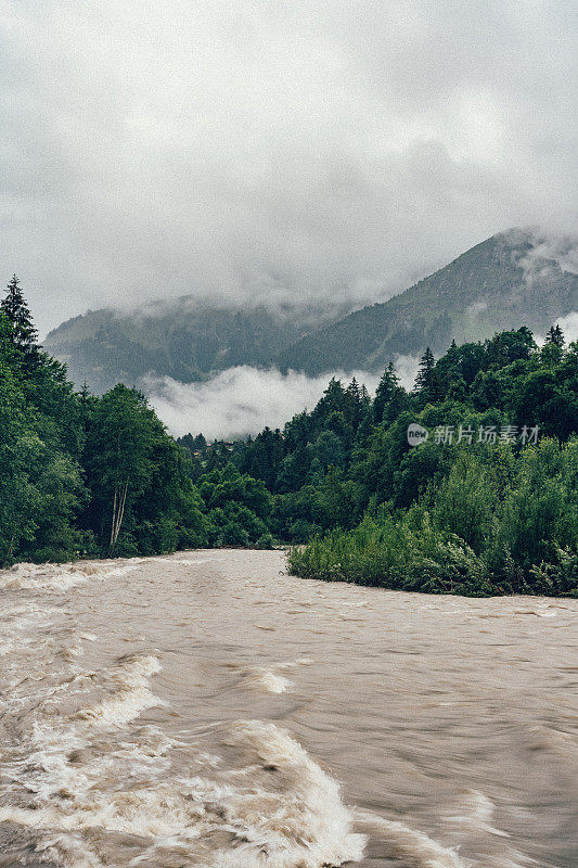 在春天，山河流经郁郁葱葱的山谷