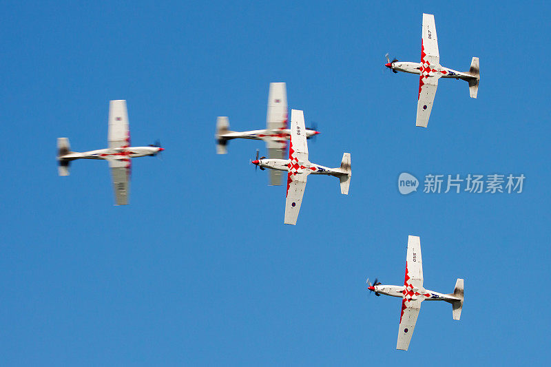 空军基地的军用教练机。空军飞行训练。航空和飞机。特技飞行。军事工业。飞和飞行。