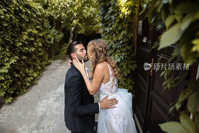 婚礼上美丽的新娘和新郎