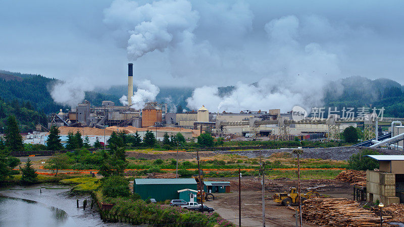 俄勒冈州的蒸汽造纸厂