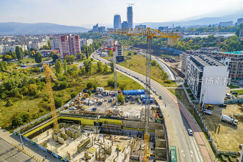 保加利亚索非亚的工业建筑起重机和建筑。施工现场及施工机械鸟瞰图。无人机视角