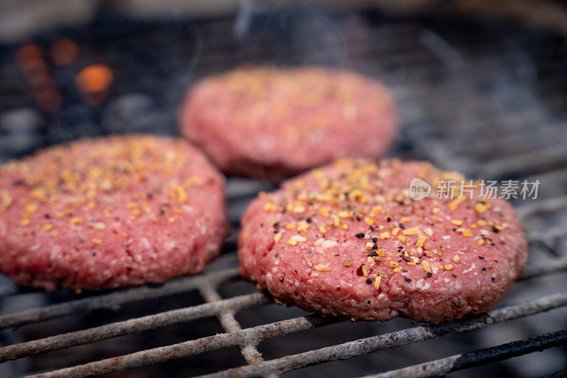 关闭生牛肉或猪肉烧烤汉堡为汉堡包准备了烧烤火焰烤架