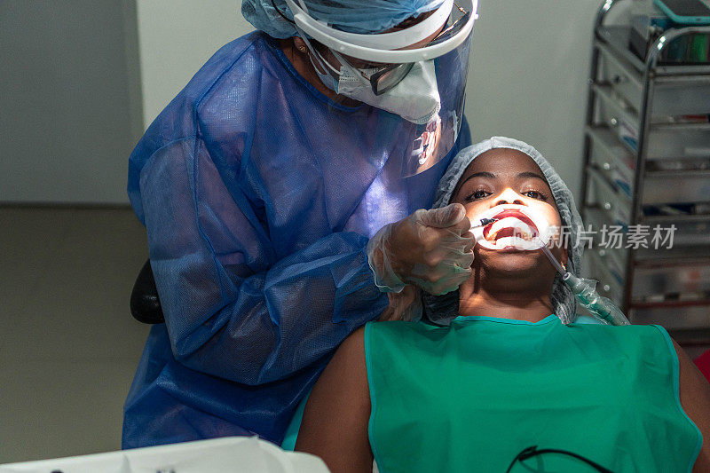 牙医在牙科检查中检查她的牙齿。
