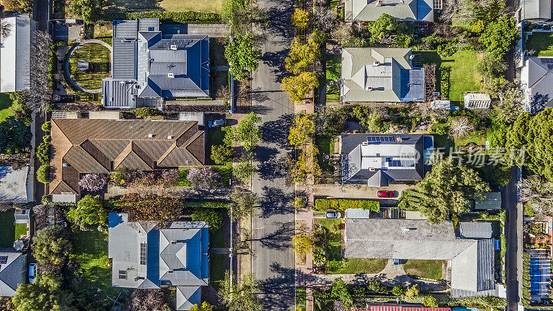 南澳大利亚阿德莱德(Adelaide)，鸟瞰沿着街道东郊绿树成荫的房屋
