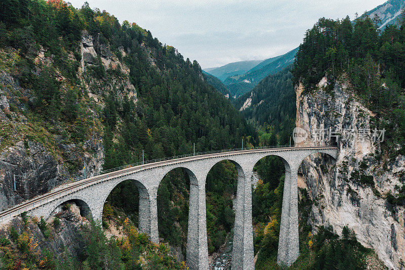 瑞士Landwasserviadukt的鸟瞰图