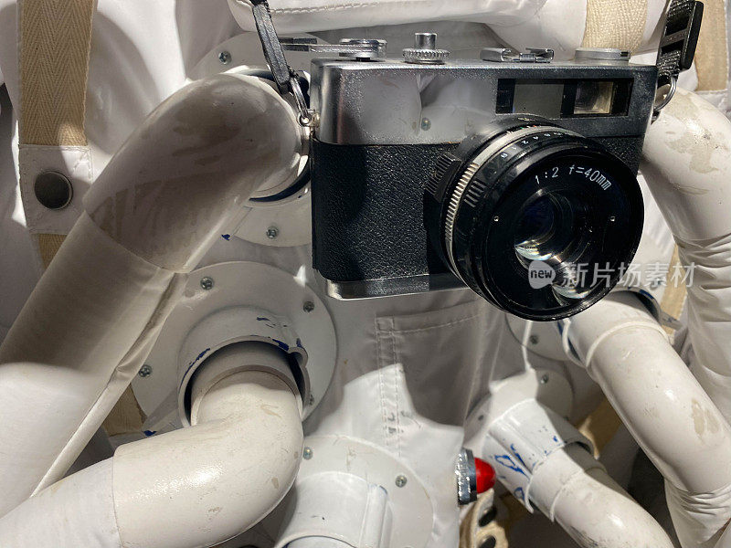 宇航员站在月球上用相机拍照