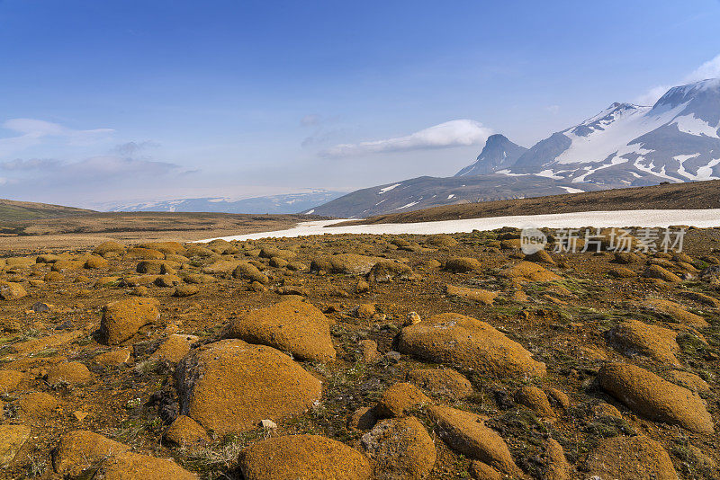 背景是火山景观Langjökull，冰岛第二大冰盖。