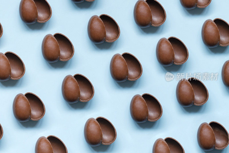 巧克力蛋在一排蓝色背景
