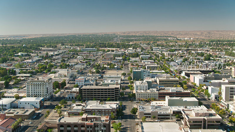 宽阔的街道和市区建筑贝克斯菲尔德，加州-空中
