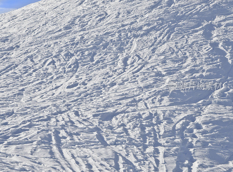 滑雪坡上雪地上的足迹