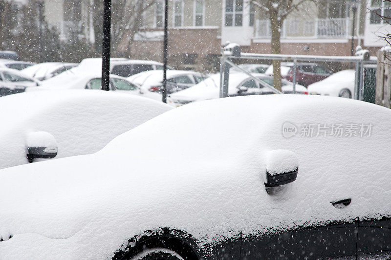 在冬天的暴风雪中，汽车被雪覆盖