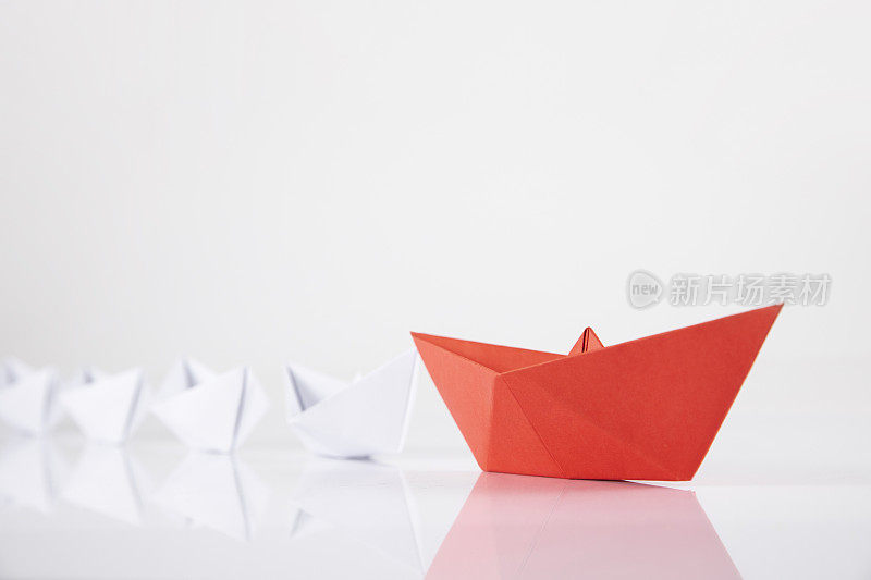 红纸船引领其他船