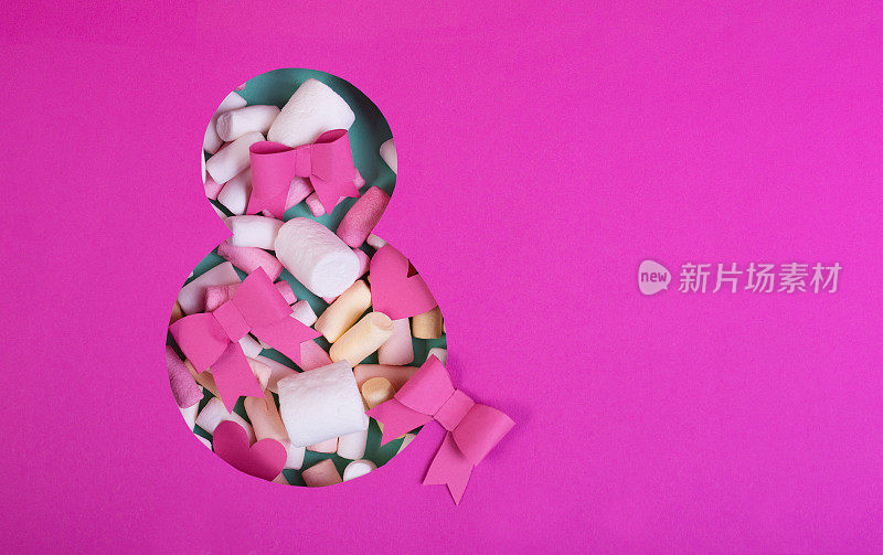 在绿松石色的背景下，8张亮粉色的剪纸被五彩纸屑、蝴蝶结和一个gif盒子所装点。