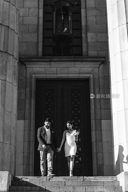 拉丁新娘和新郎走下新婚楼梯，黑白照片，艺术品