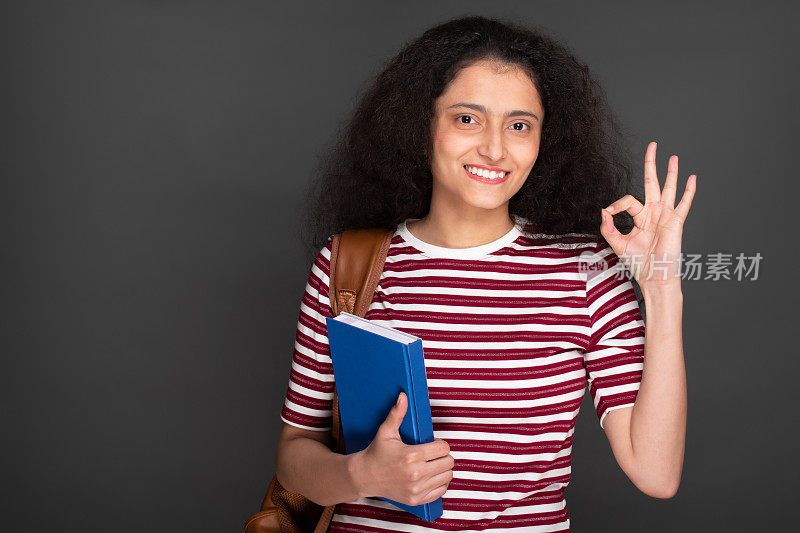 年轻女孩学生的肖像持有笔记本和有背包库存的图像