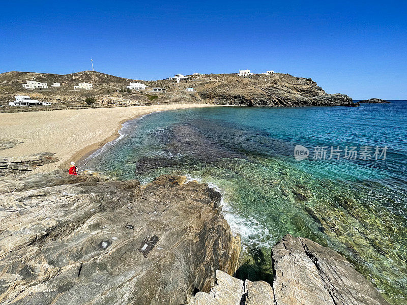 希腊米科诺斯岛Fokos海滩上的一名女子