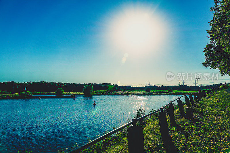 夏天的河景。