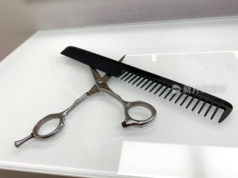 美发师的工具:梳子和剪刀。