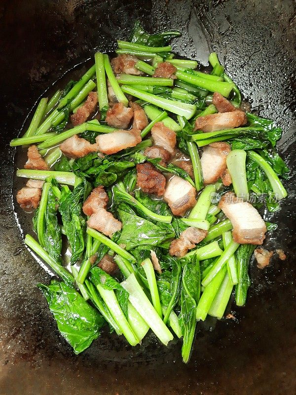 炒羽衣甘蓝与酥脆猪肚-泰式菜肴。