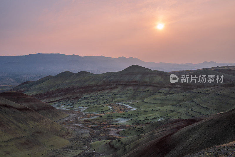 彩绘山单元的日出