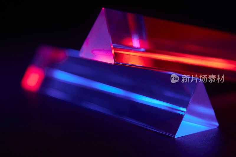 晶体三角棱镜光学玻璃具有红色和蓝色光谱