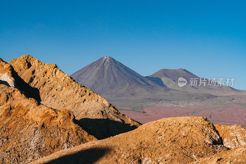 阿塔卡马沙漠里的利坎卡布尔火山