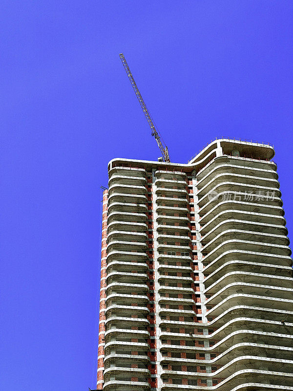 蓝天上的在建建筑。