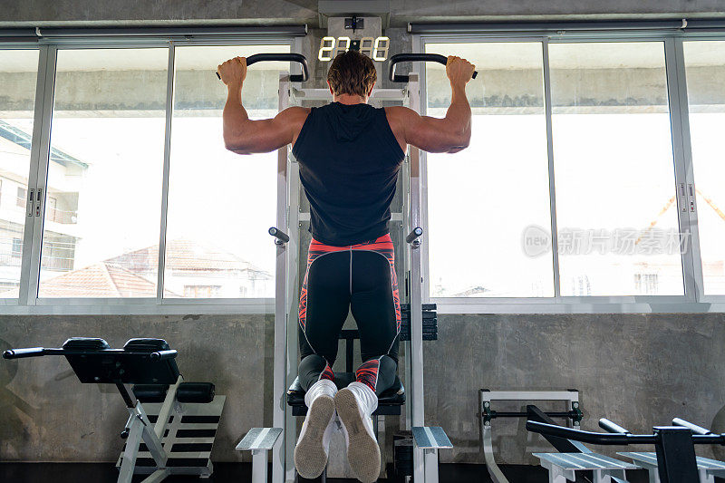 白人男子健美运动员在健身房举重。