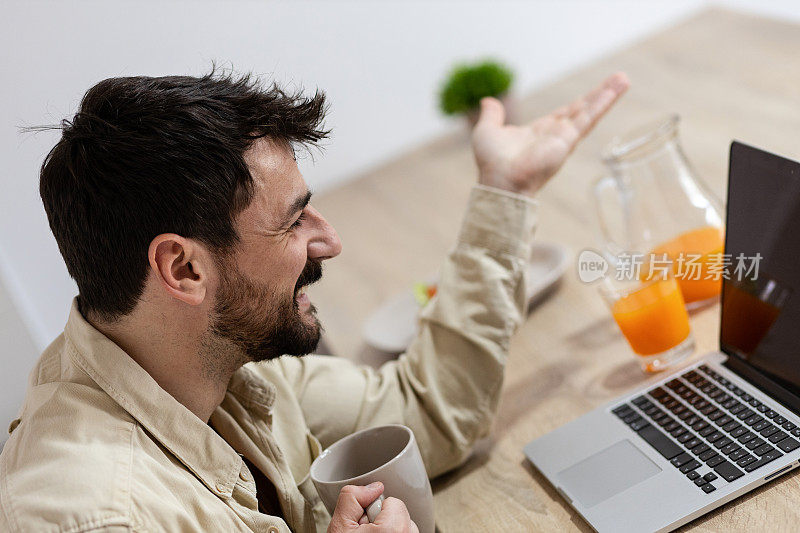 年轻有魅力的商人在家里在线开会