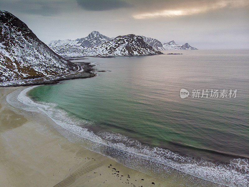 用无人机在挪威罗浮敦群岛冬季拍摄的霍克兰湾鸟瞰图