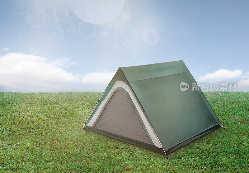 草地上的野营帐篷