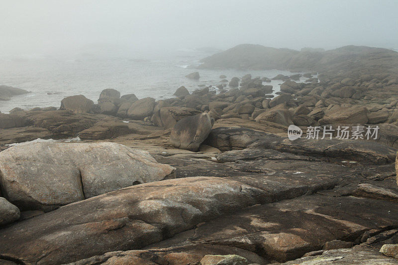 科斯塔达莫特的雾石