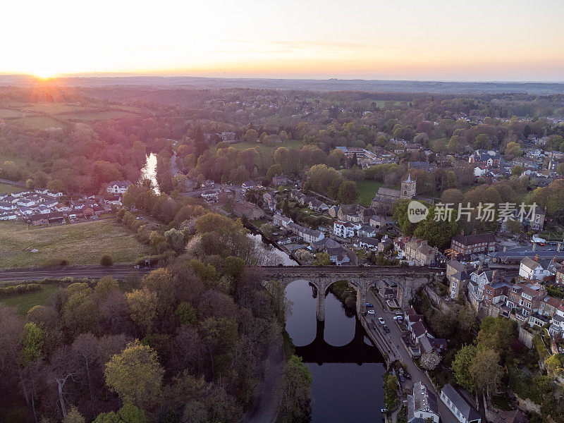 在日落时的鸟瞰历史高架桥和Nidd河在Knaresborough，北约克郡，英国。用0级无人机拍摄