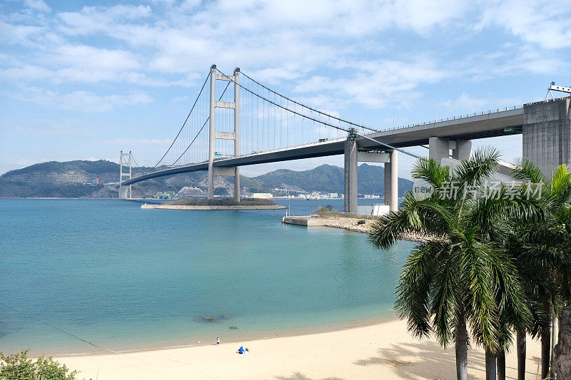 香港马湾东湾泳滩及青马桥