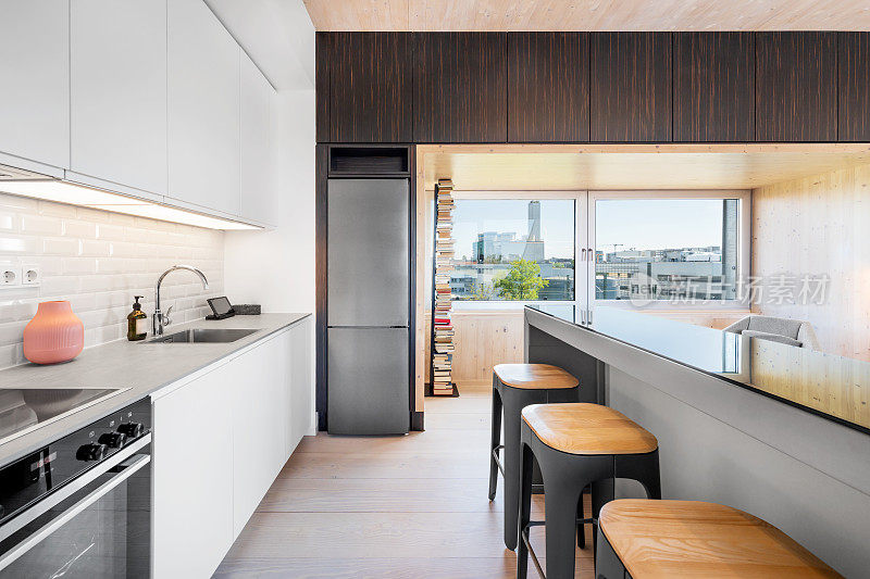 带城市景观的阁楼公寓的现代厨房