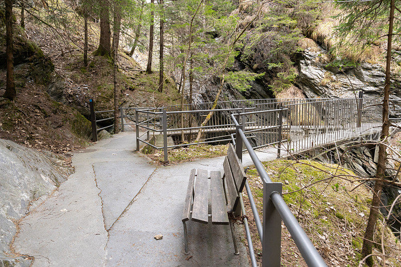 瑞士格雷森维亚玛拉峡谷上的人行桥