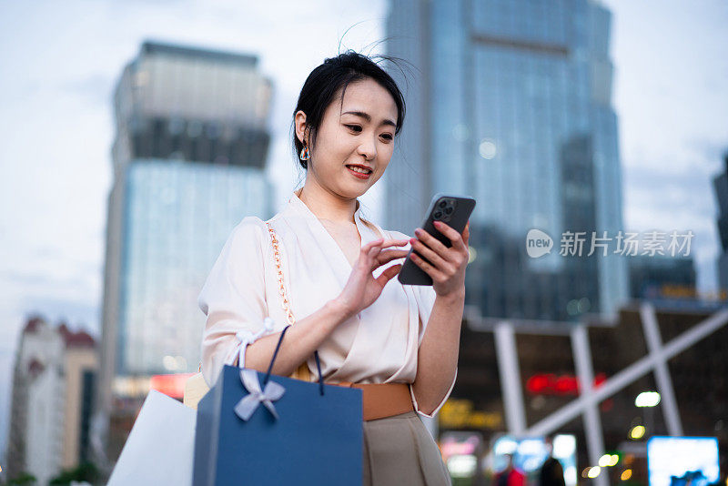 亚洲商业女性站在城市街头，写字楼背景，成功、自信的女性理念