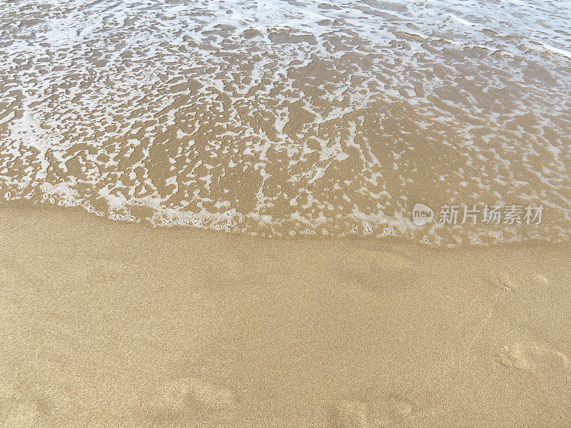 海滩背景，沙带浪