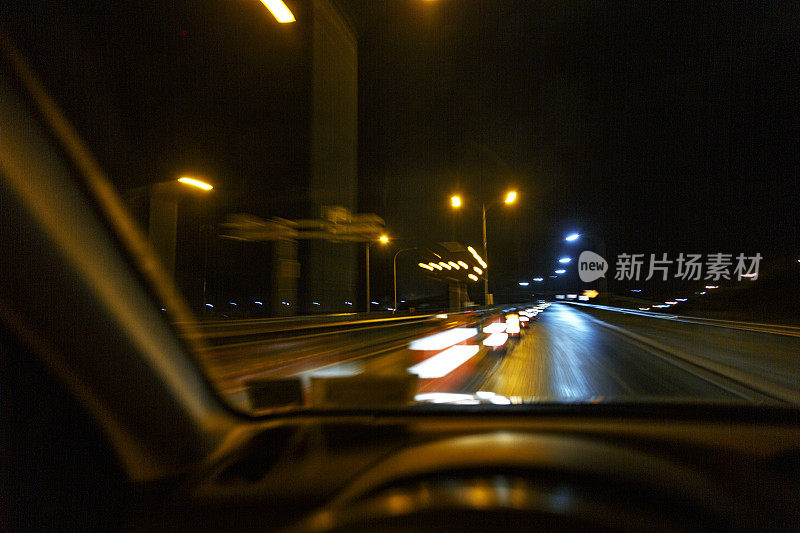 夜间高速公路建设区闪烁箭头警示灯