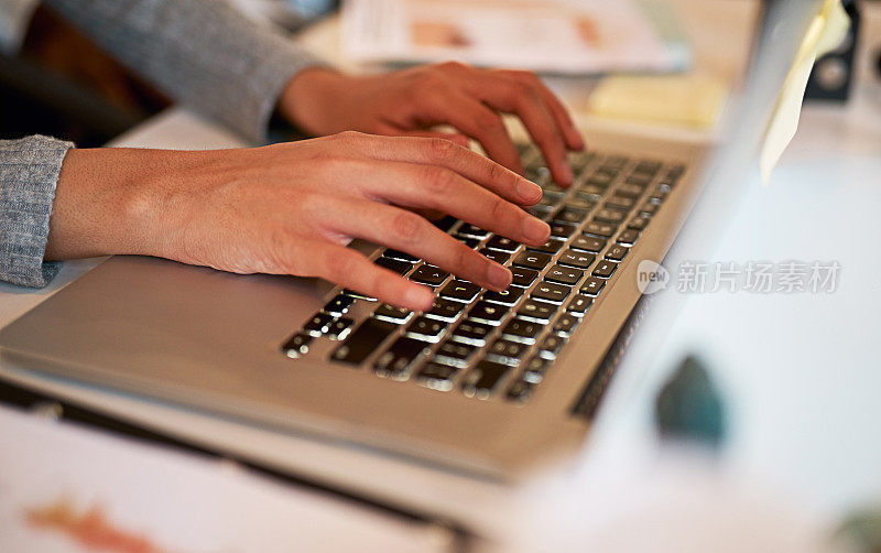 特写一名女企业家的手和手指在笔记本电脑键盘上打字。自由职业者发送电子邮件或做在线研究项目。发布或添加内容到互联网博客