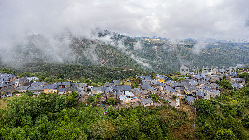 无人机拍摄的西班牙山村