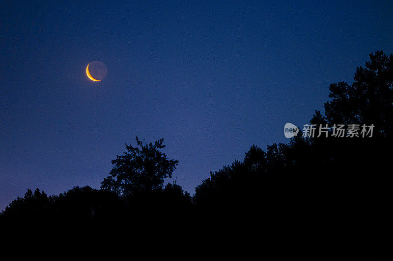 大自然的宁静夜晚，月牙在天空